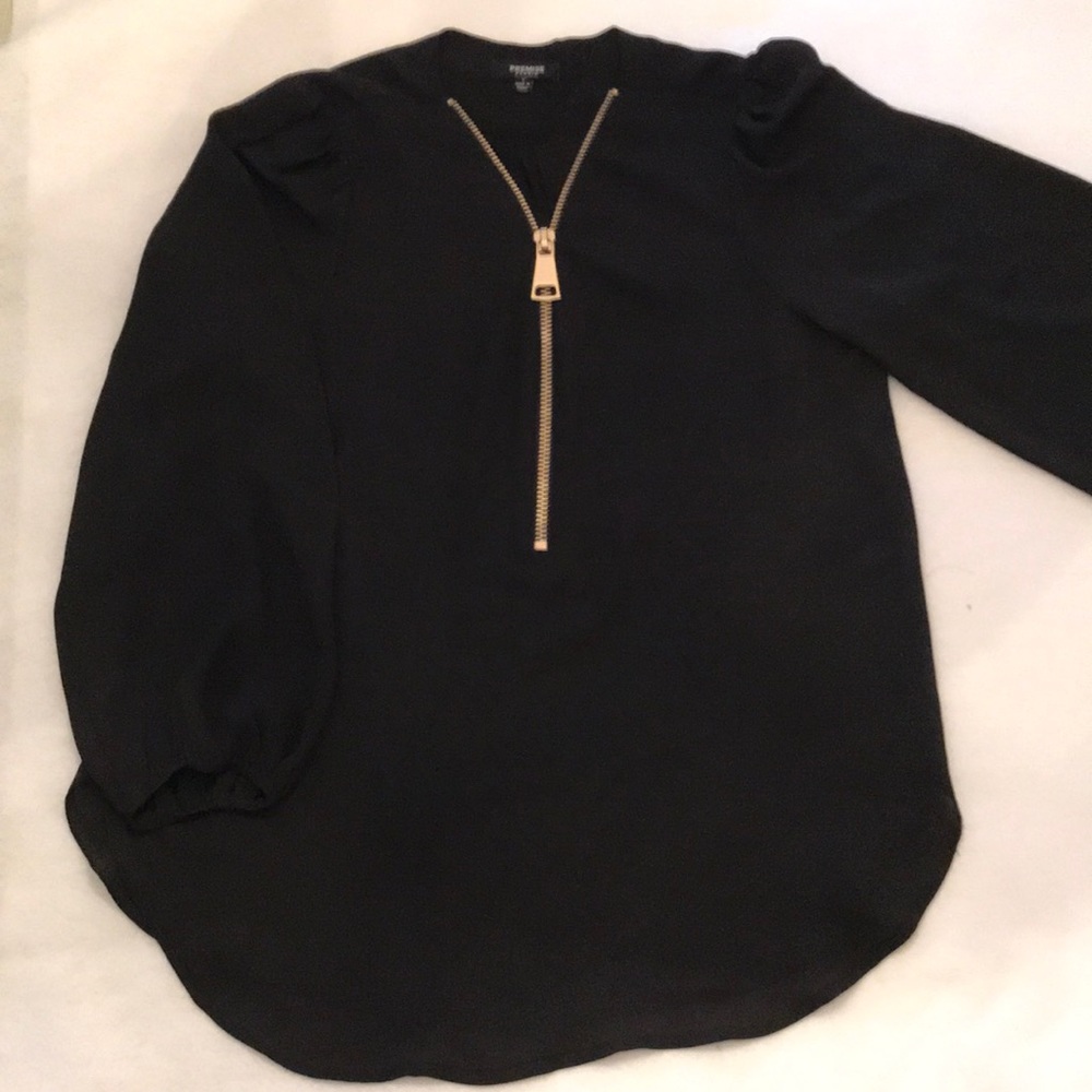 Premise black tunic w/ gold zipper and flowy sleeves In excellent condition SZ S